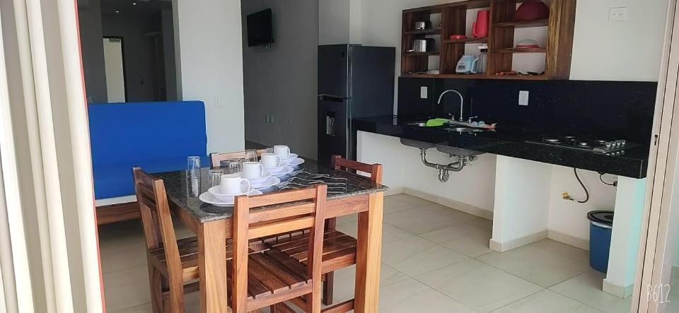Hotel Malaki à Los Ayala Extérieur photo